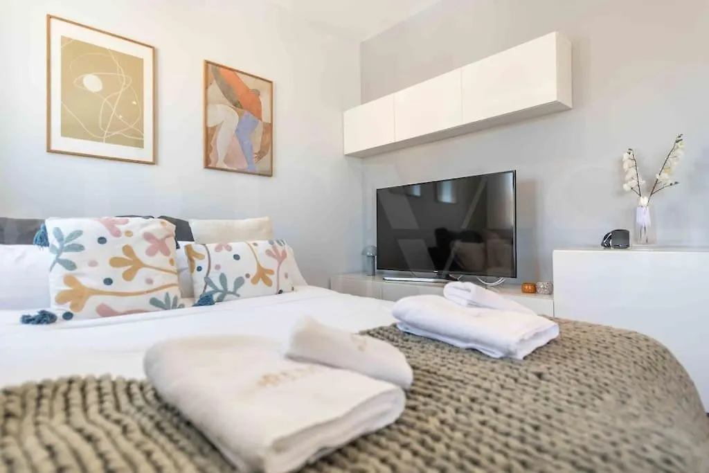 Commodious Apartment Near Center By Rems Malaga